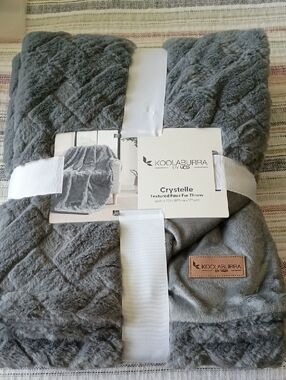 Koolaburra Crystelle Textured Faux Fur Throw in Gray